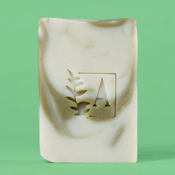 Savon marbré avec motif de feuille.