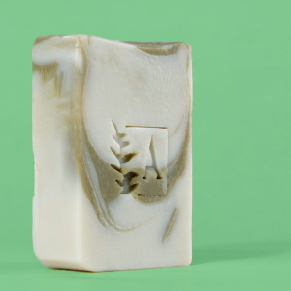 Savon artisanal aux motifs naturels sur fond vert
