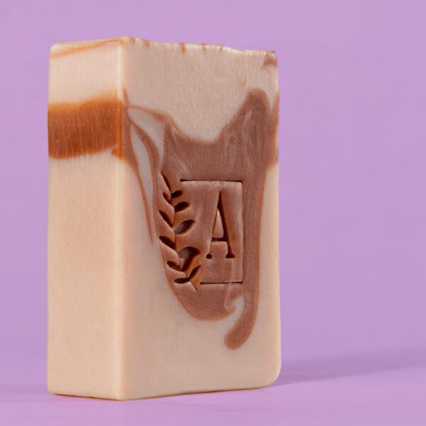Un savon artisanal avec motif en relief.