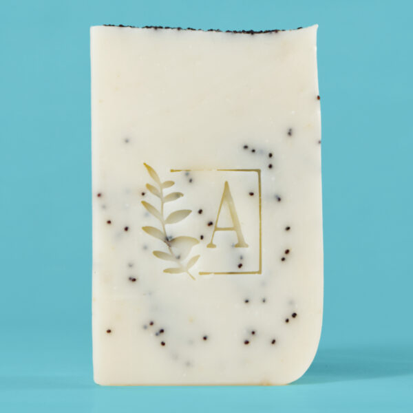 Savon blanc avec des morceaux noirs et motif végétal.