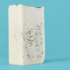 Savon naturel avec motifs et éclats de grains.