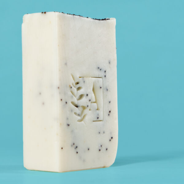 Savon naturel avec motifs et éclats de grains.