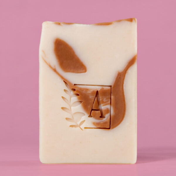 Savon marbré aux couleurs naturelles et logo discret.