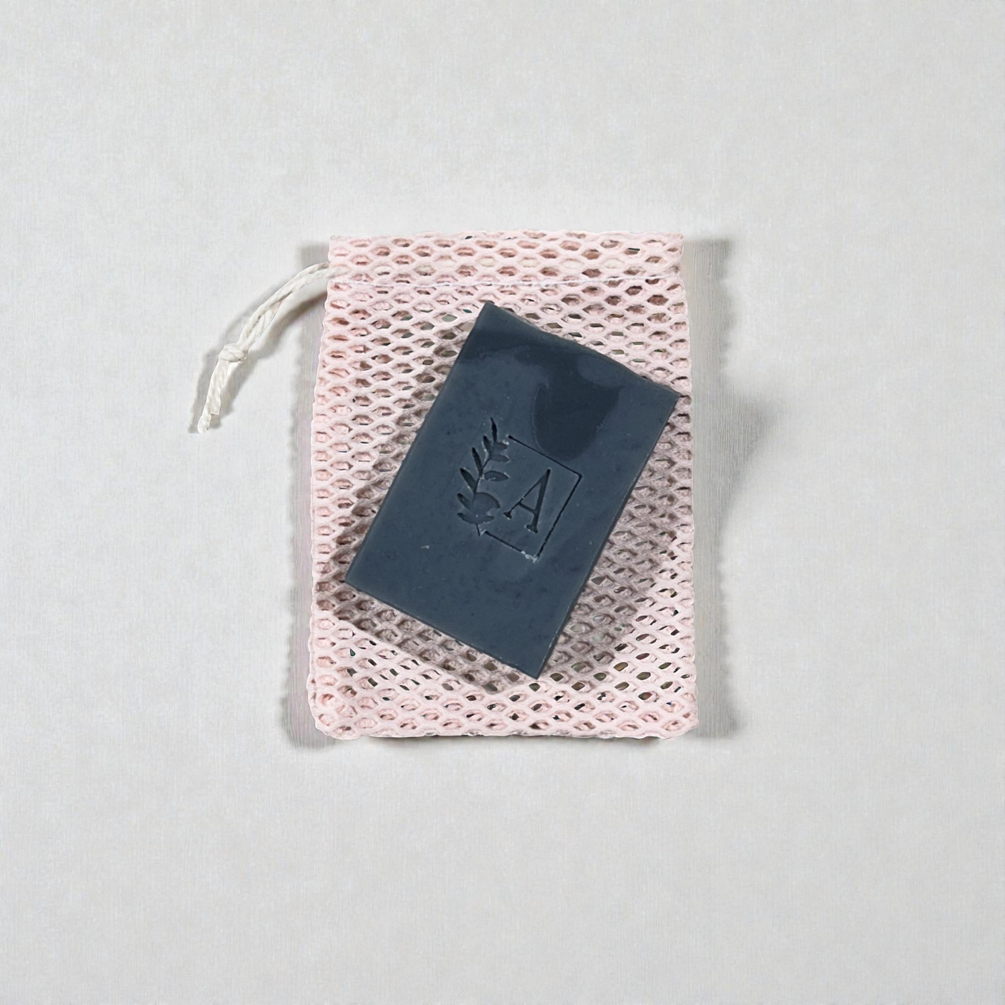 Savon noir emballé dans un sachet en filet.
