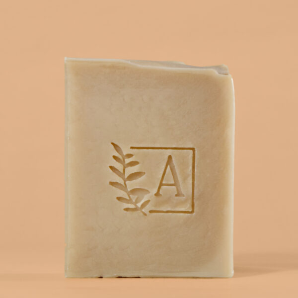 Savon avec un motif de feuille et lettre A.