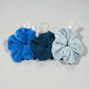 Trois chouchous en différentes nuances de bleu