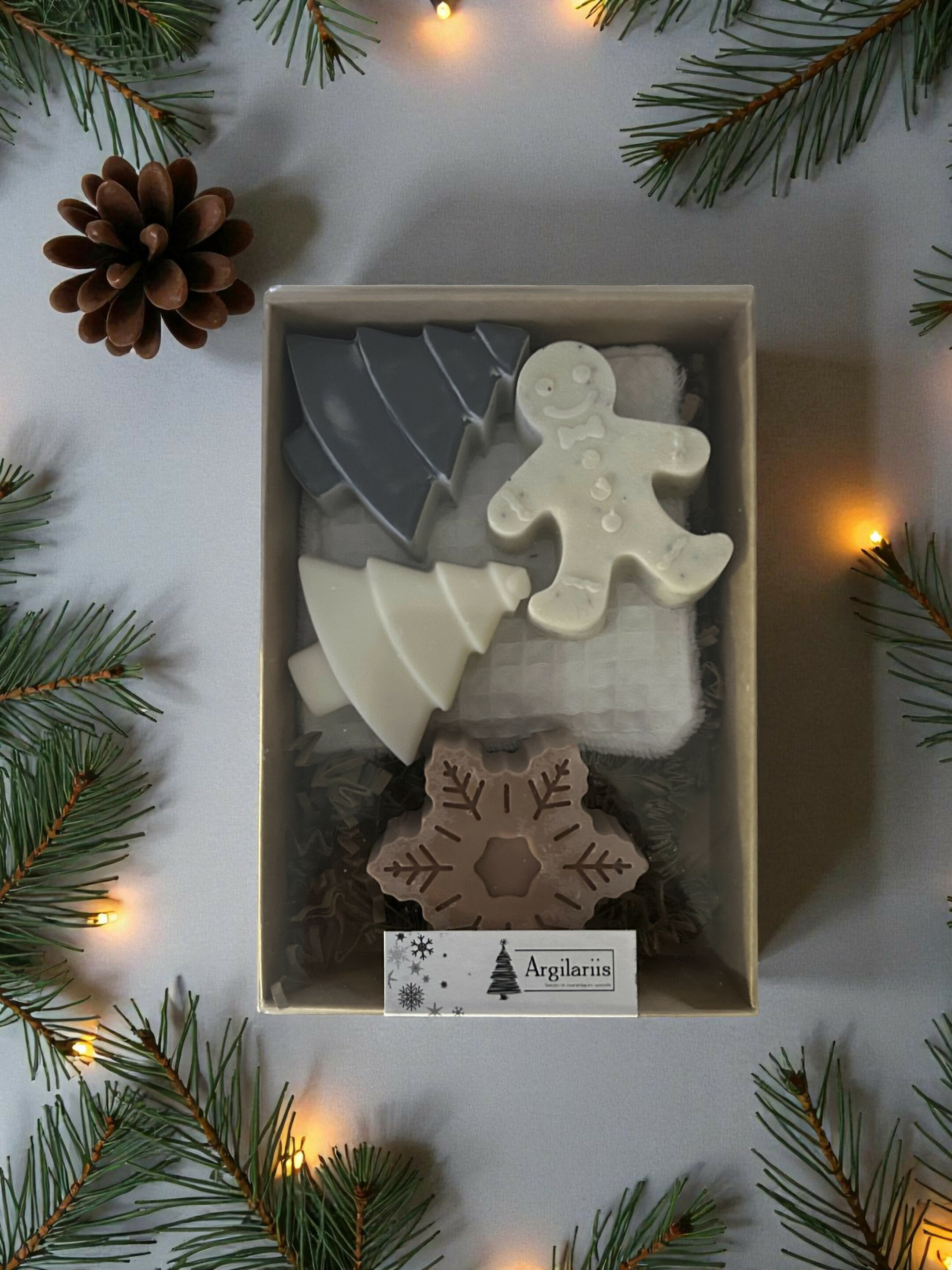 Coffret de décorations de Noël en formes variées.