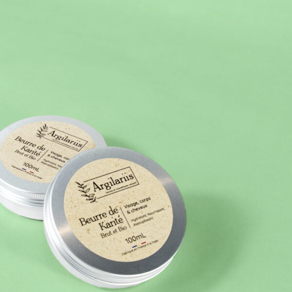 Deux pots de beurre de karité bio sur fond vert.