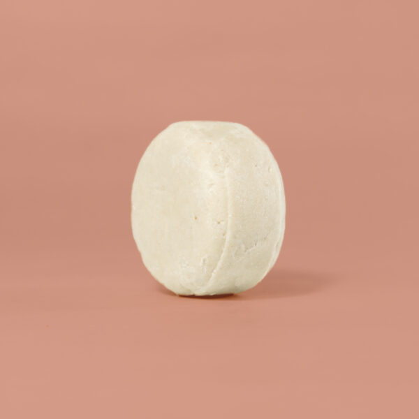 Savon en barre sur fond rose clair.