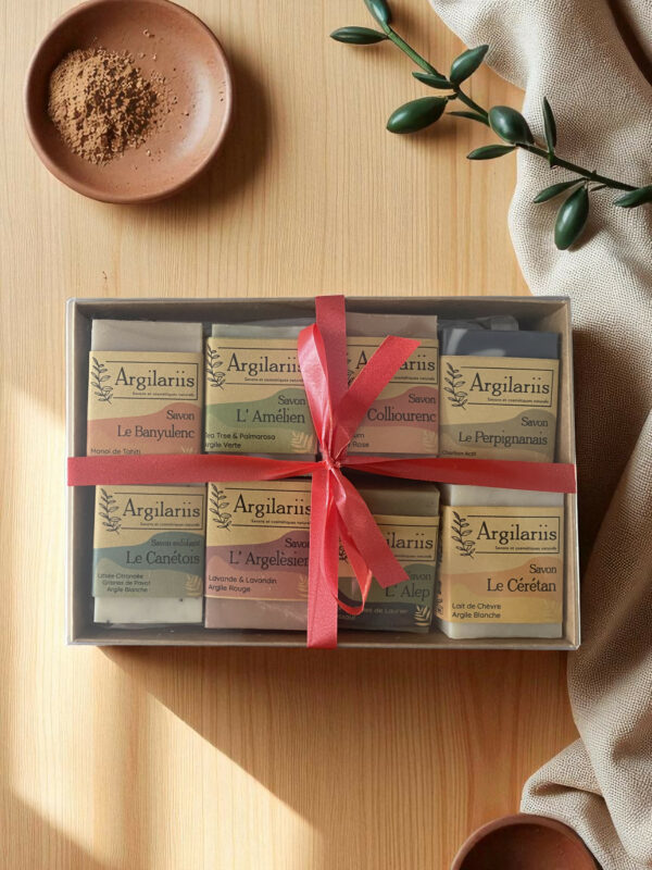 Coffret de savons naturels Argilarii avec ruban rouge.