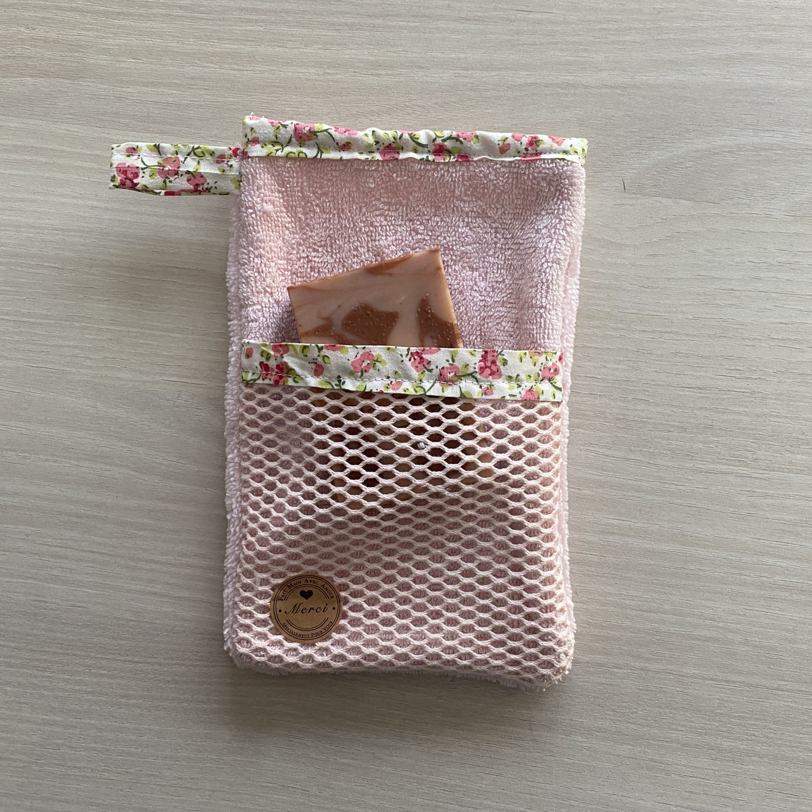 Pochette en tissu avec un savon à l'intérieur.