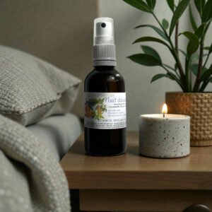 Brume d'oreiller et bougie sur une table.