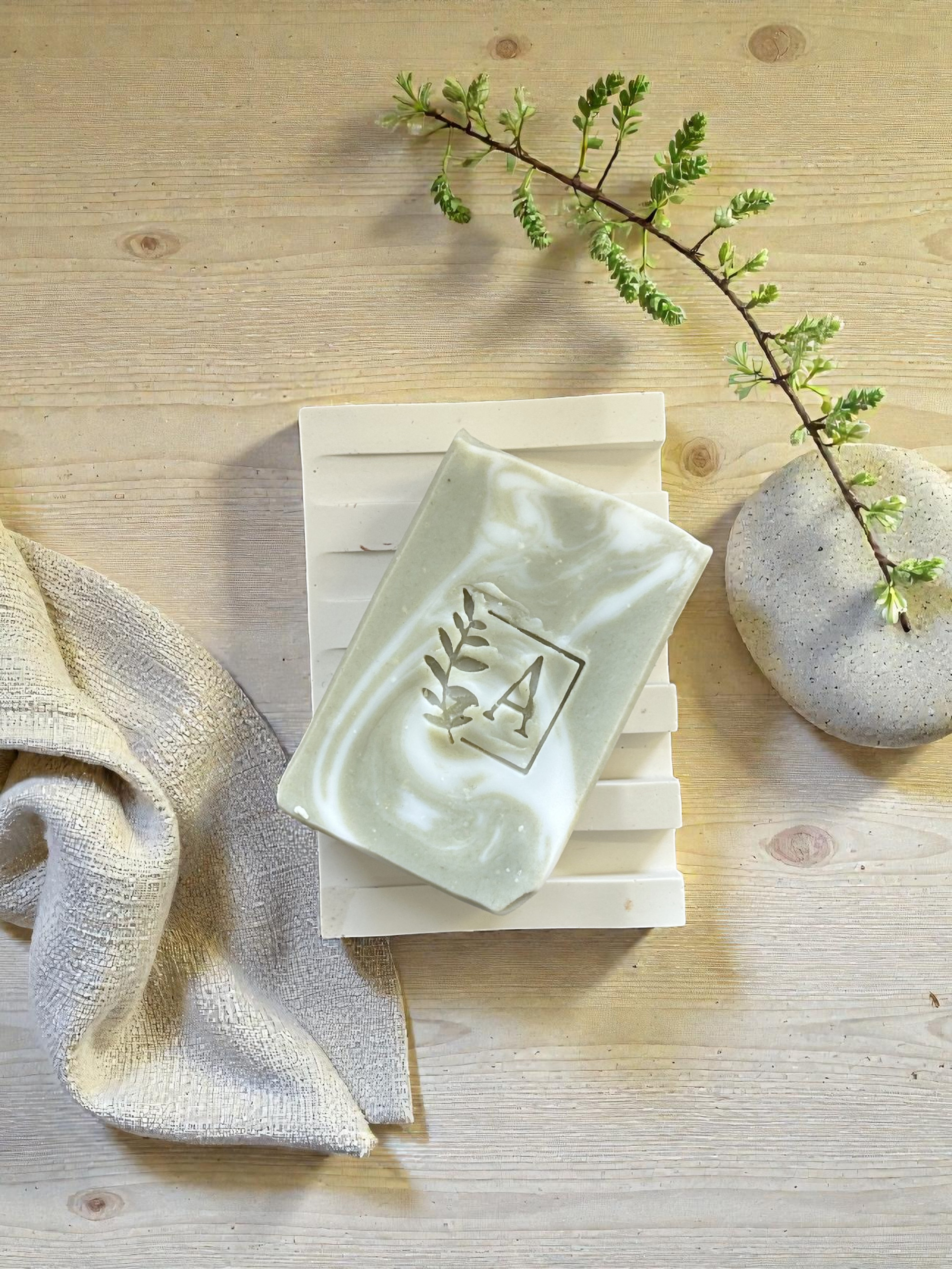 Savon naturel sur une surface en bois