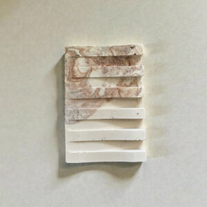 Échantillons de marbre en couches horizontales.