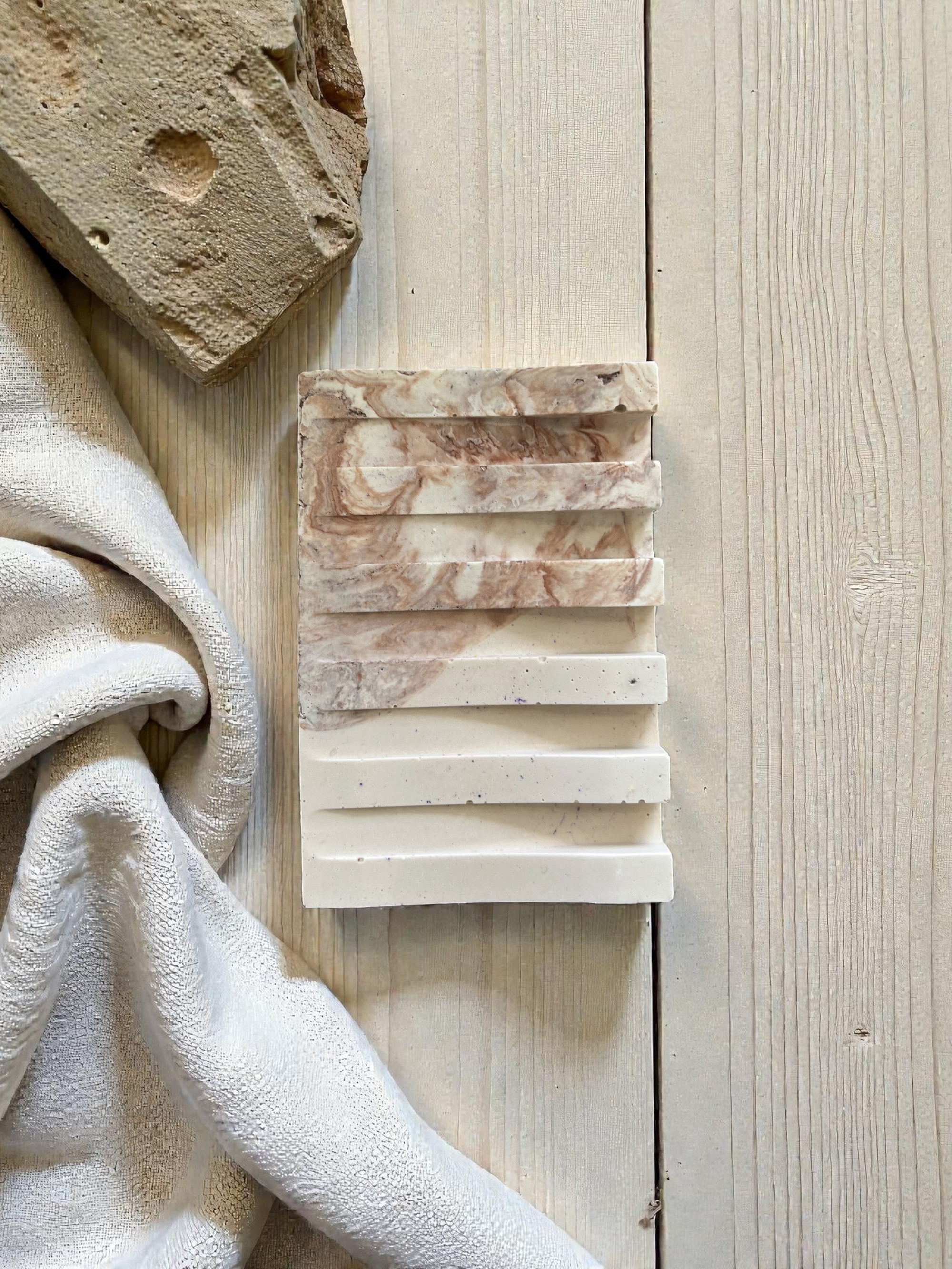 Échantillons de matériaux sur une surface en bois.